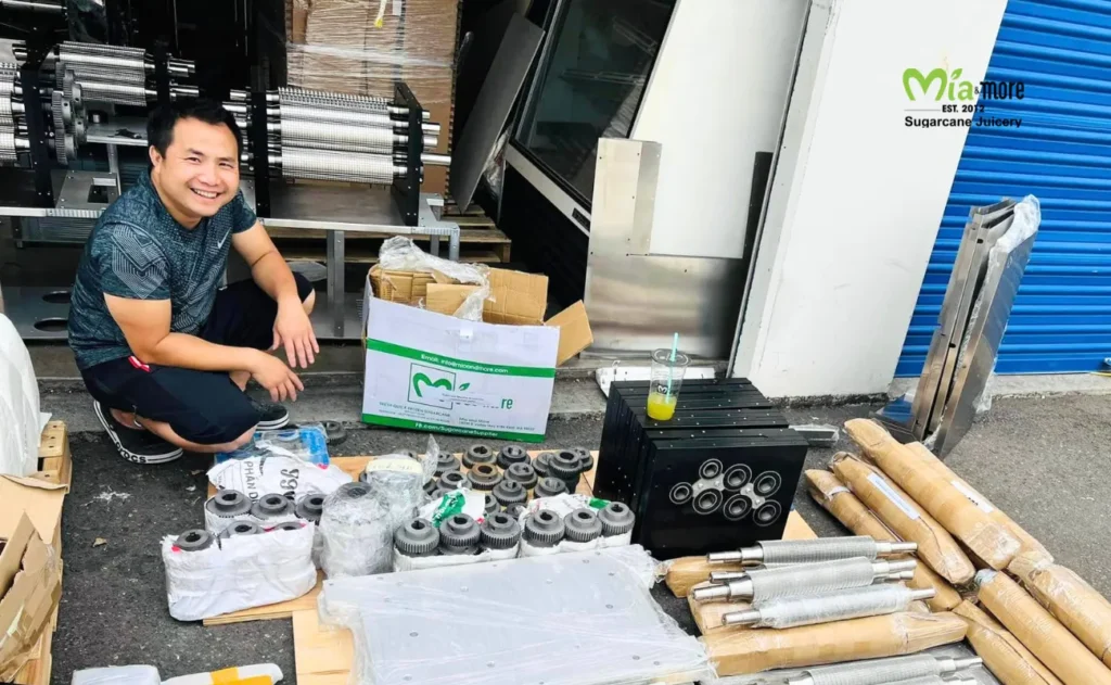 Anh Nhat starts making the sugarcane juicer